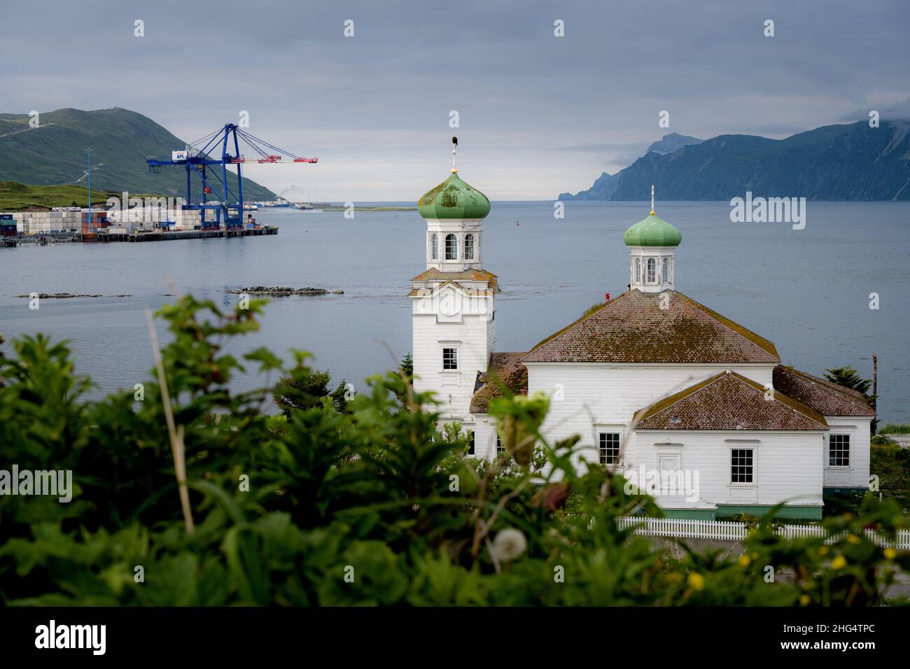 Pygargues à tête blanche sur l'église orthodoxe russe à Unalaska, aux îles Aléoutiennes Banque D'Images