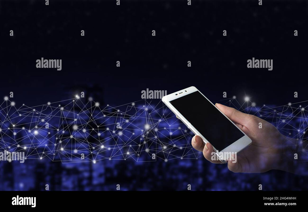 Innovation, technologie de concept Big Data.Smartphone blanc avec prise main et signe d'onde hologramme numérique sur fond sombre et flou de la ville.Innovant, et g Banque D'Images