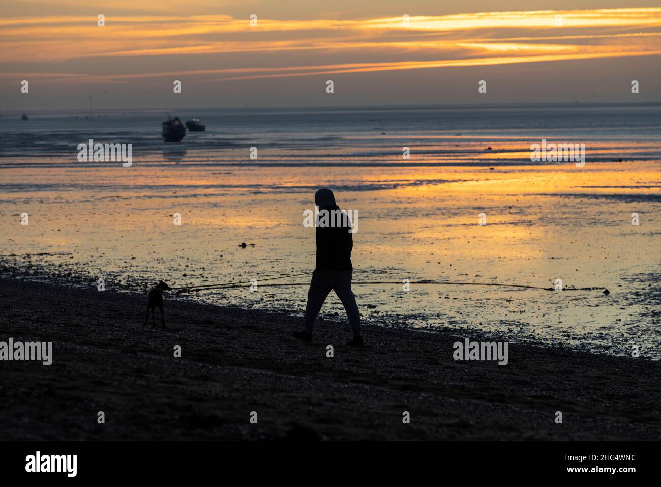 Lever du soleil tôt le matin à Thorpe Bay, près de Southend-on-Sea dans Essex, Angleterre situé sur l'estuaire de la Tamise, Royaume-Uni Banque D'Images