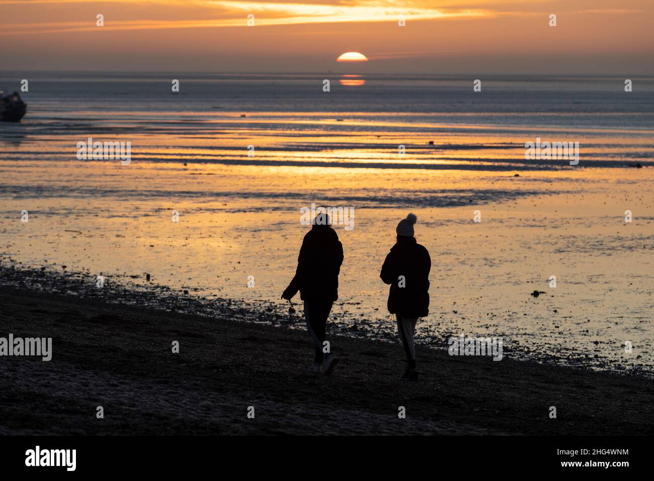 Lever du soleil tôt le matin à Thorpe Bay, près de Southend-on-Sea dans Essex, Angleterre situé sur l'estuaire de la Tamise, Royaume-Uni Banque D'Images