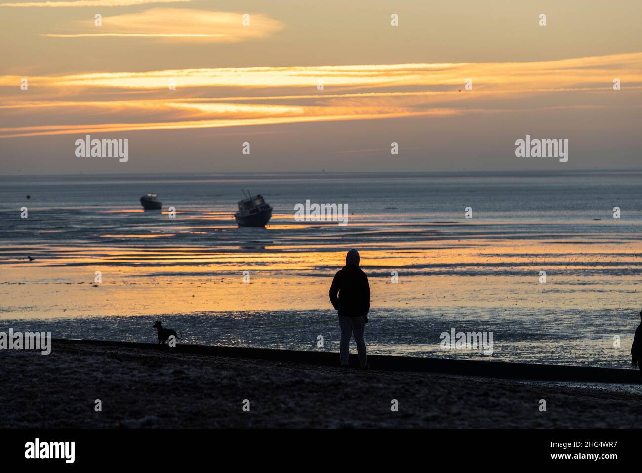 Lever du soleil tôt le matin à Thorpe Bay, près de Southend-on-Sea dans Essex, Angleterre situé sur l'estuaire de la Tamise, Royaume-Uni Banque D'Images