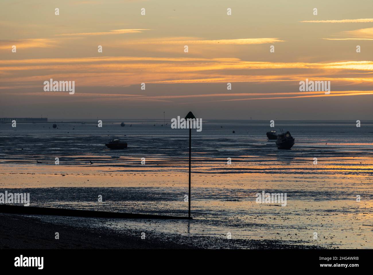 Lever du soleil tôt le matin à Thorpe Bay, près de Southend-on-Sea dans Essex, Angleterre situé sur l'estuaire de la Tamise, Royaume-Uni Banque D'Images