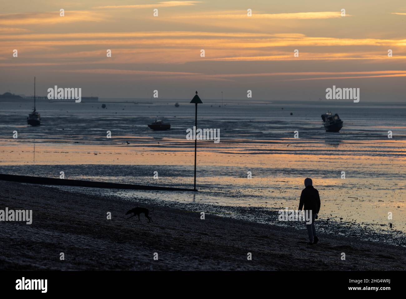 Lever du soleil tôt le matin à Thorpe Bay, près de Southend-on-Sea dans Essex, Angleterre situé sur l'estuaire de la Tamise, Royaume-Uni Banque D'Images