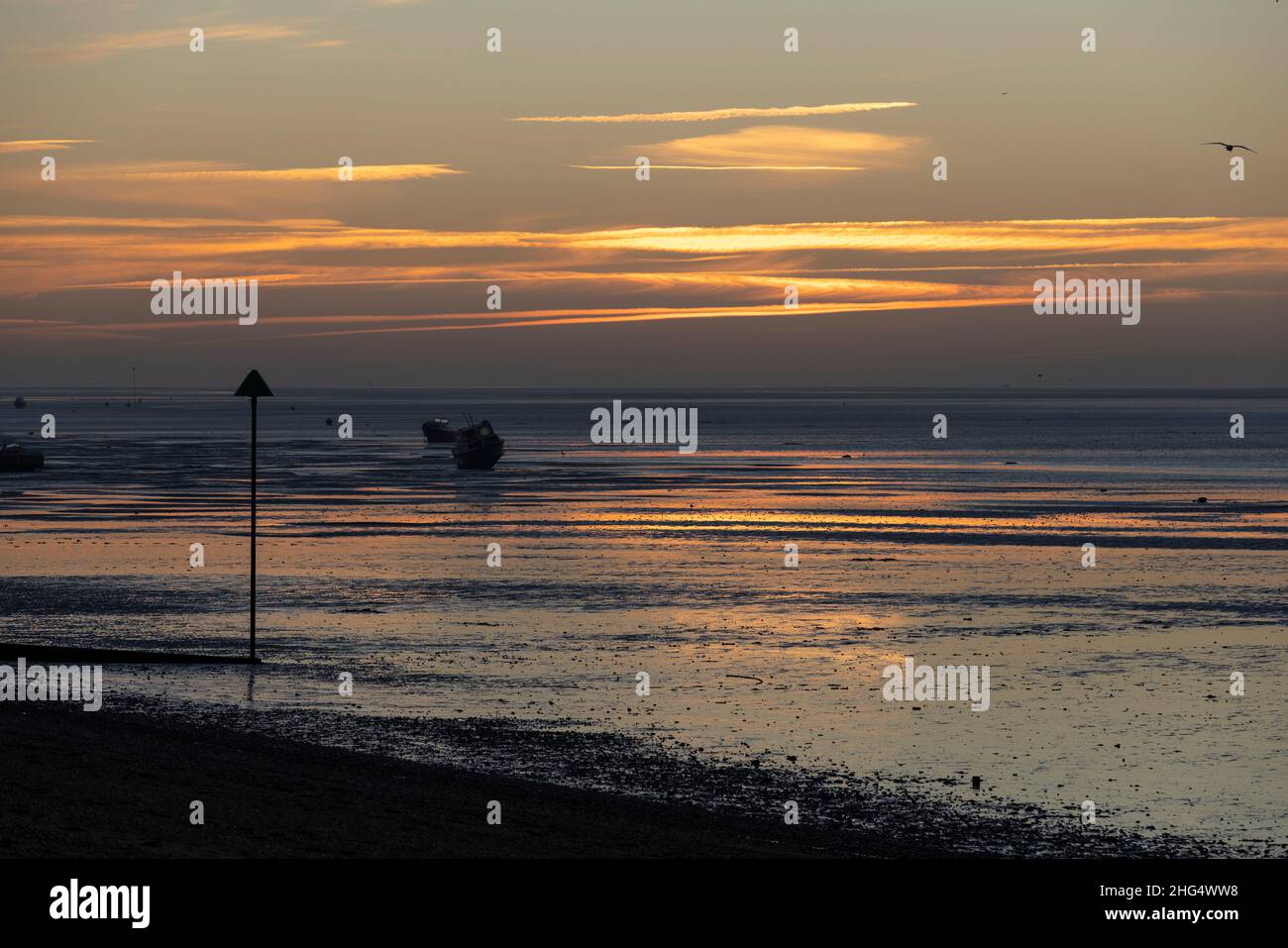 Lever du soleil tôt le matin à Thorpe Bay, près de Southend-on-Sea dans Essex, Angleterre situé sur l'estuaire de la Tamise, Royaume-Uni Banque D'Images