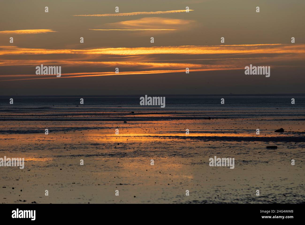 Lever du soleil tôt le matin à Thorpe Bay, près de Southend-on-Sea dans Essex, Angleterre situé sur l'estuaire de la Tamise, Royaume-Uni Banque D'Images
