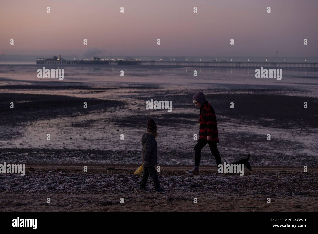 Lever du soleil tôt le matin à Thorpe Bay, près de Southend-on-Sea dans Essex, Angleterre situé sur l'estuaire de la Tamise, Royaume-Uni Banque D'Images