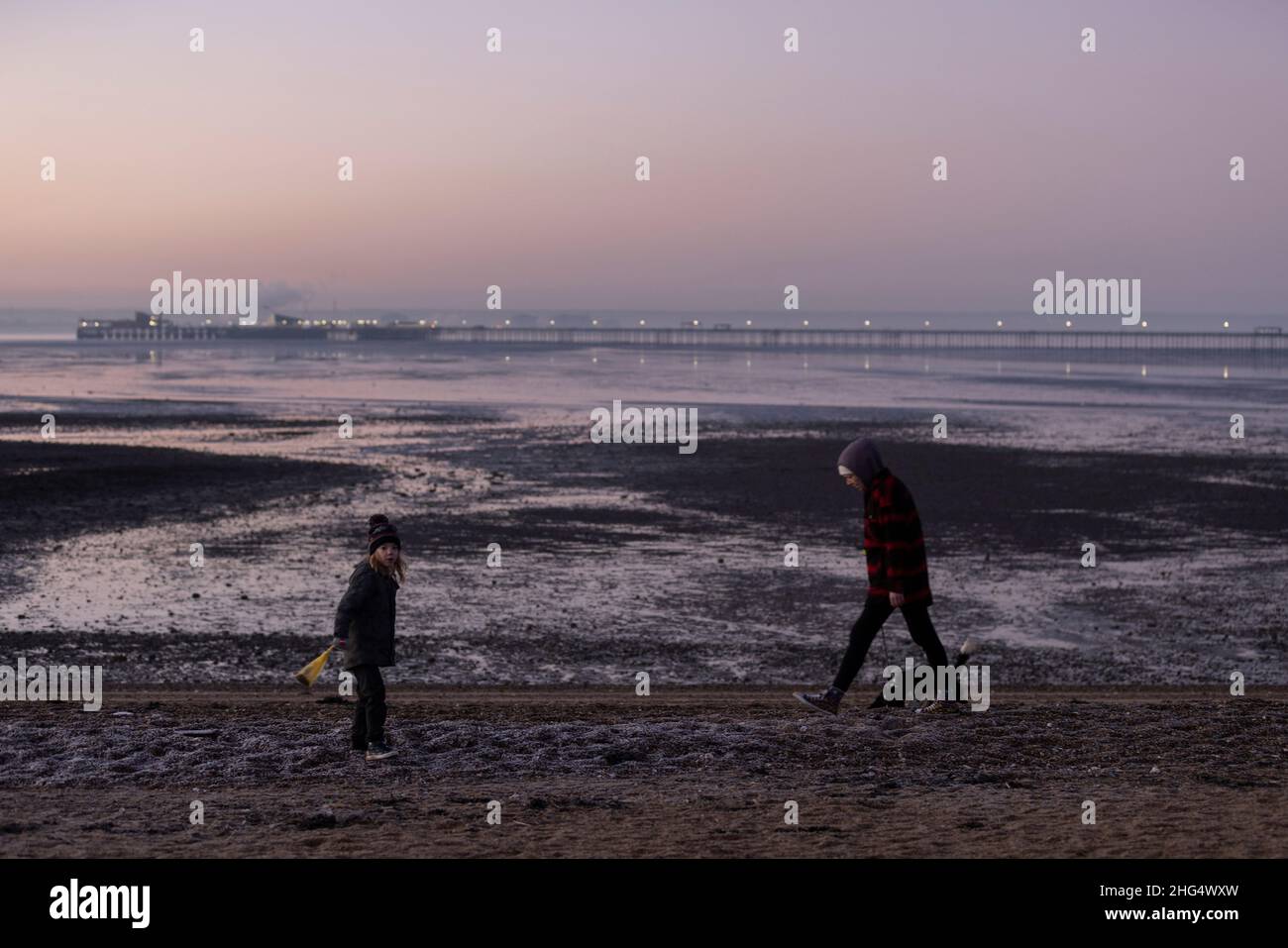 Lever du soleil tôt le matin à Thorpe Bay, près de Southend-on-Sea dans Essex, Angleterre situé sur l'estuaire de la Tamise, Royaume-Uni Banque D'Images