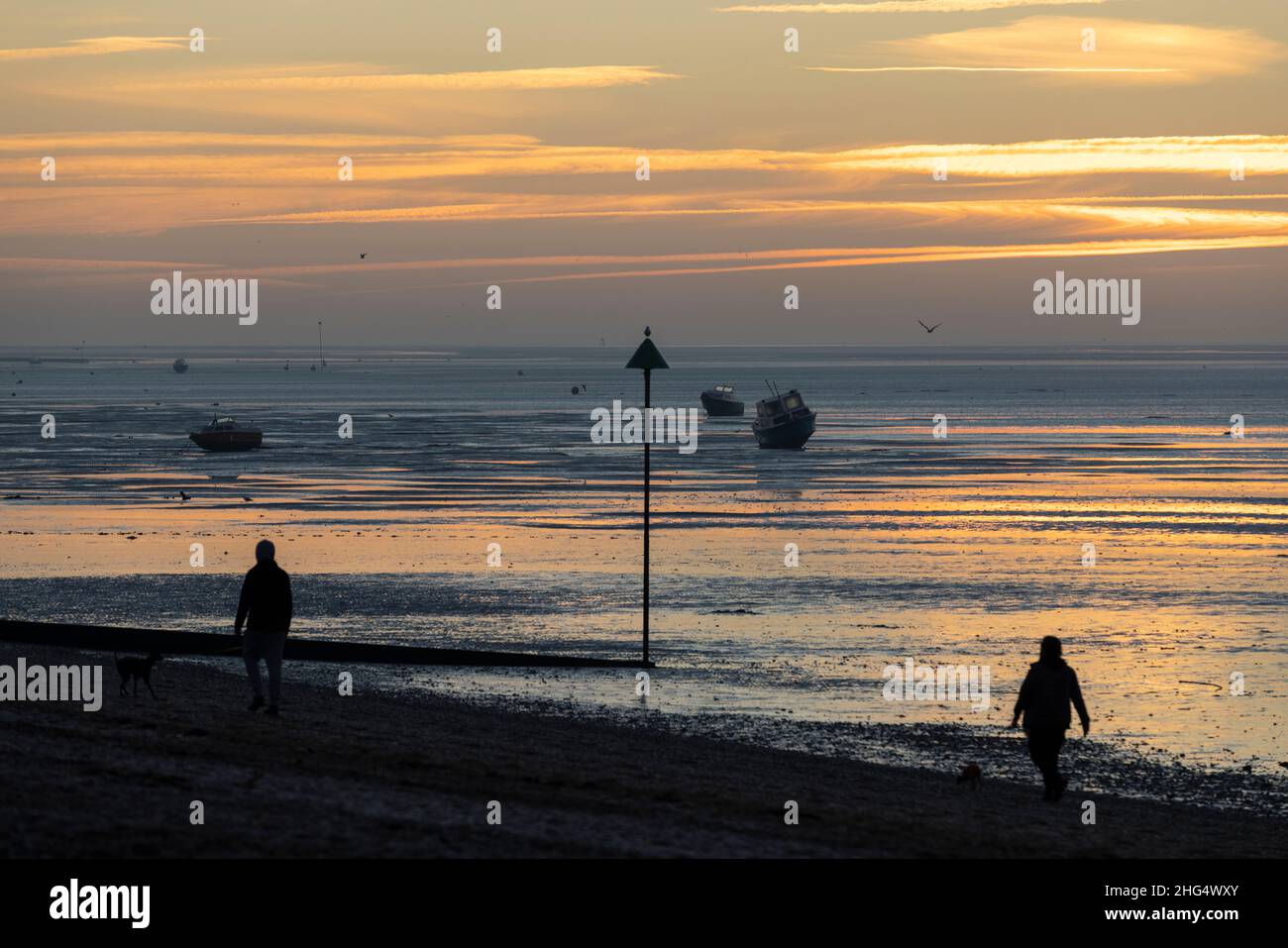 Lever du soleil tôt le matin à Thorpe Bay, près de Southend-on-Sea dans Essex, Angleterre situé sur l'estuaire de la Tamise, Royaume-Uni Banque D'Images