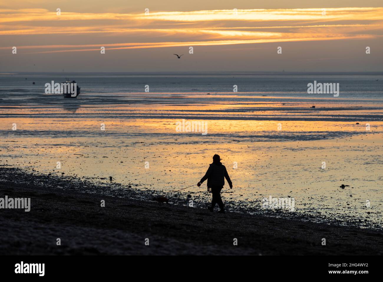 Lever du soleil tôt le matin à Thorpe Bay, près de Southend-on-Sea dans Essex, Angleterre situé sur l'estuaire de la Tamise, Royaume-Uni Banque D'Images
