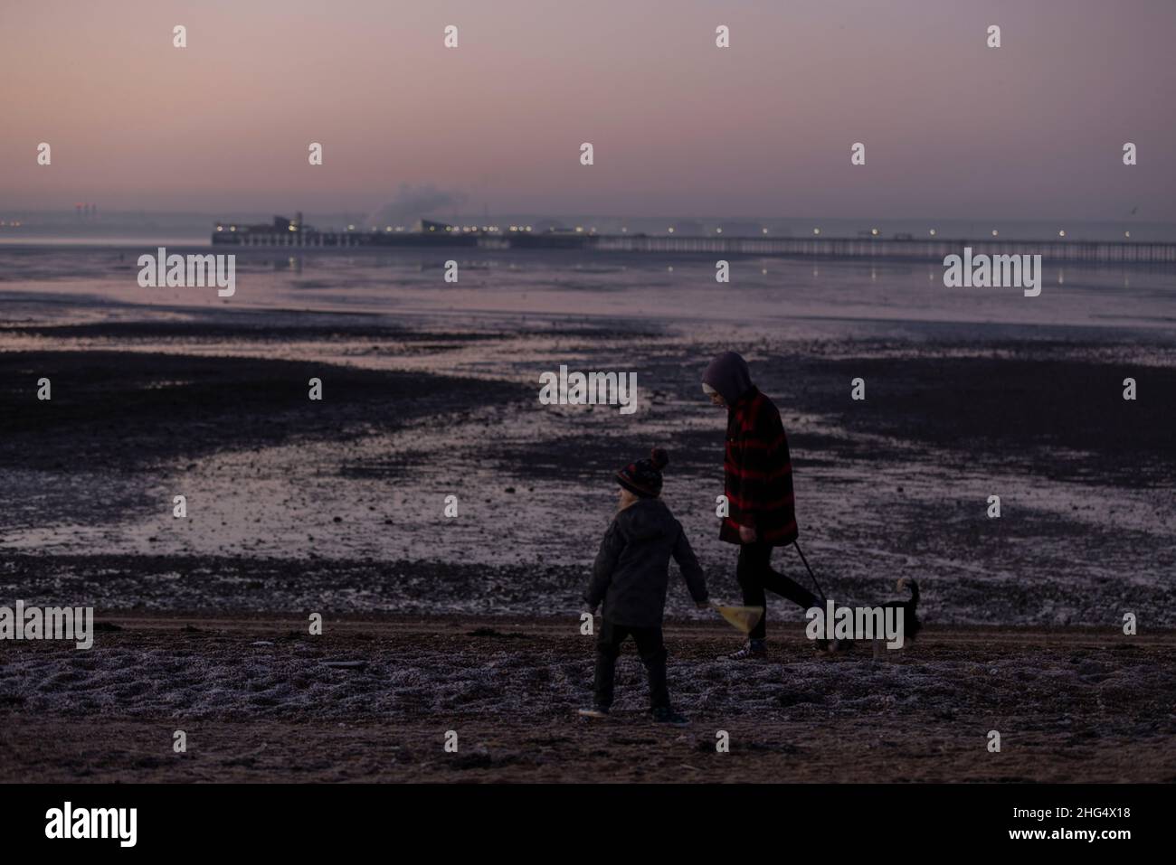 Lever du soleil tôt le matin à Thorpe Bay, près de Southend-on-Sea dans Essex, Angleterre situé sur l'estuaire de la Tamise, Royaume-Uni Banque D'Images