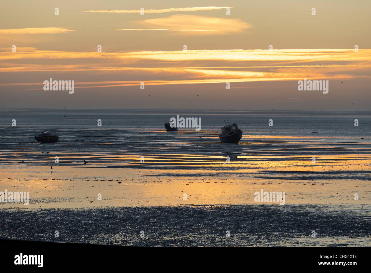 Lever du soleil tôt le matin à Thorpe Bay, près de Southend-on-Sea dans Essex, Angleterre situé sur l'estuaire de la Tamise, Royaume-Uni Banque D'Images