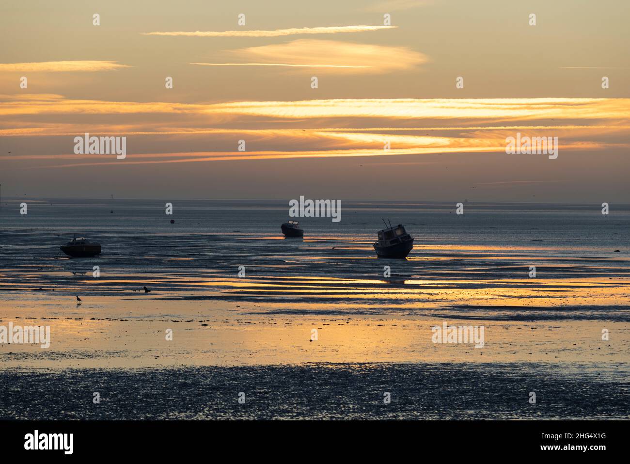 Lever du soleil tôt le matin à Thorpe Bay, près de Southend-on-Sea dans Essex, Angleterre situé sur l'estuaire de la Tamise, Royaume-Uni Banque D'Images