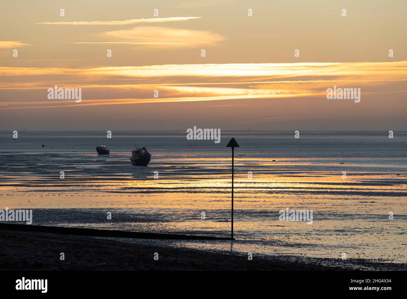 Lever du soleil tôt le matin à Thorpe Bay, près de Southend-on-Sea dans Essex, Angleterre situé sur l'estuaire de la Tamise, Royaume-Uni Banque D'Images