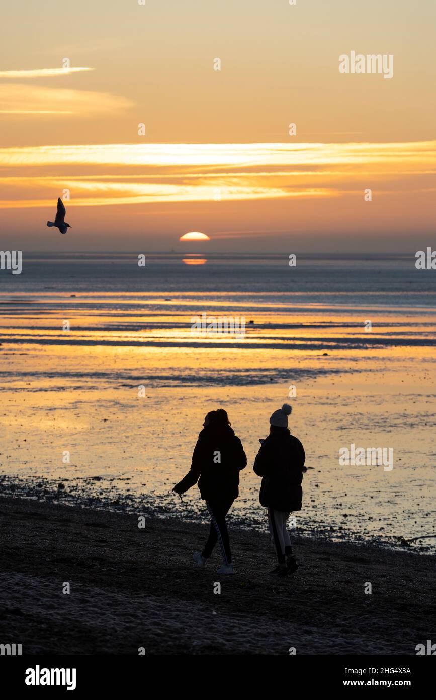 Lever du soleil tôt le matin à Thorpe Bay, près de Southend-on-Sea dans Essex, Angleterre situé sur l'estuaire de la Tamise, Royaume-Uni Banque D'Images