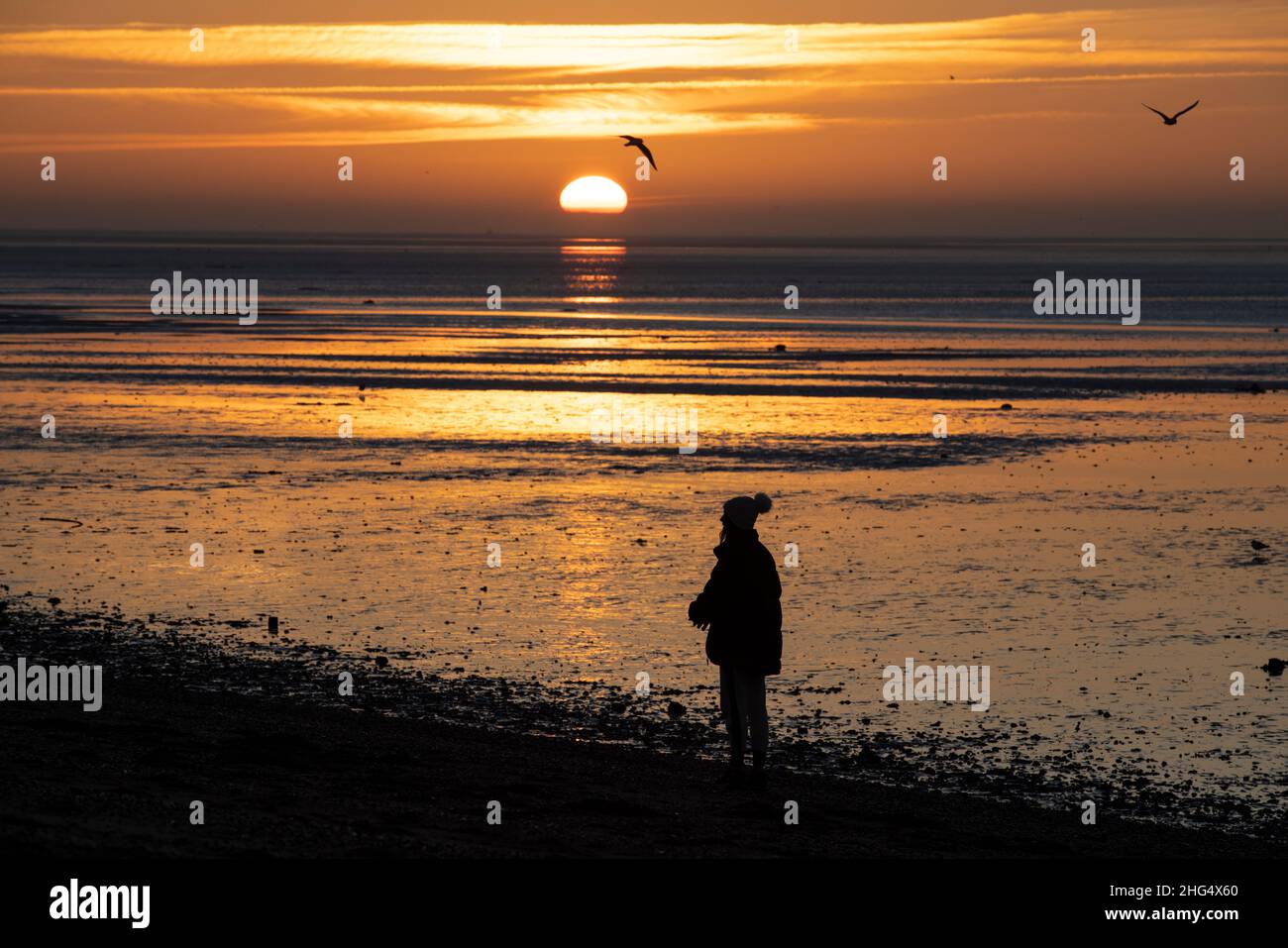 Lever du soleil tôt le matin à Thorpe Bay, près de Southend-on-Sea dans Essex, Angleterre situé sur l'estuaire de la Tamise, Royaume-Uni Banque D'Images