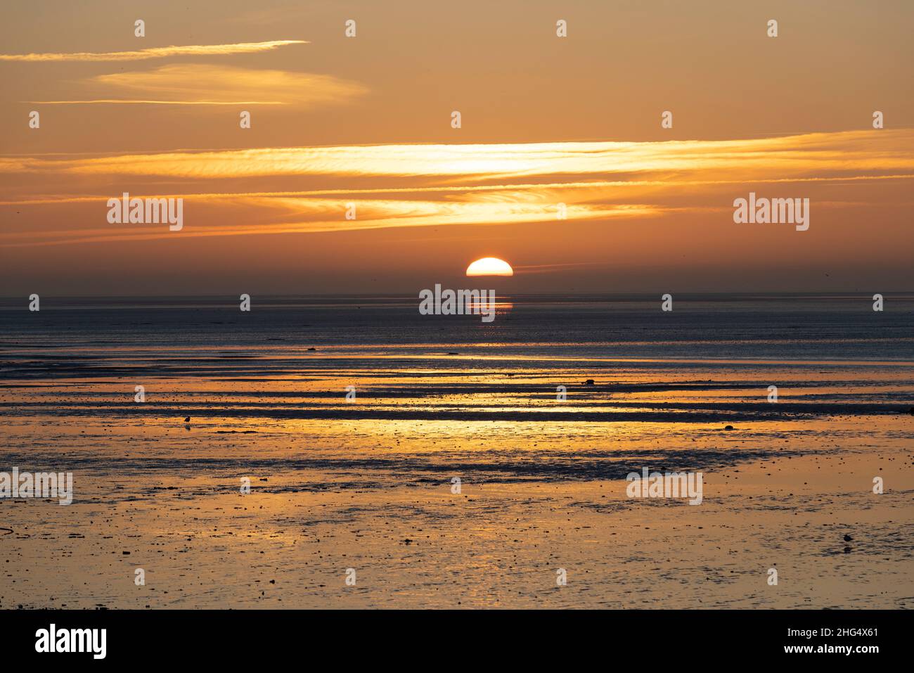 Lever du soleil tôt le matin à Thorpe Bay, près de Southend-on-Sea dans Essex, Angleterre situé sur l'estuaire de la Tamise, Royaume-Uni Banque D'Images