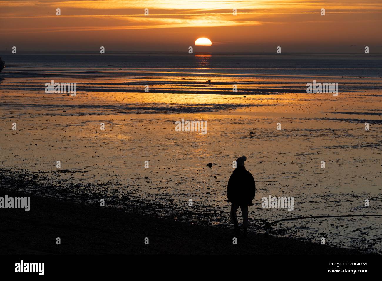 Lever du soleil tôt le matin à Thorpe Bay, près de Southend-on-Sea dans Essex, Angleterre situé sur l'estuaire de la Tamise, Royaume-Uni Banque D'Images