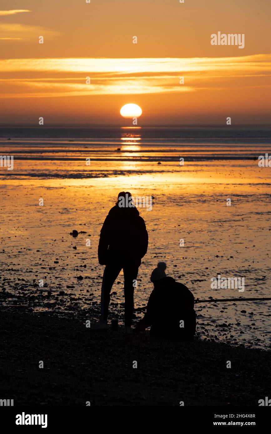 Lever du soleil tôt le matin à Thorpe Bay, près de Southend-on-Sea dans Essex, Angleterre situé sur l'estuaire de la Tamise, Royaume-Uni Banque D'Images