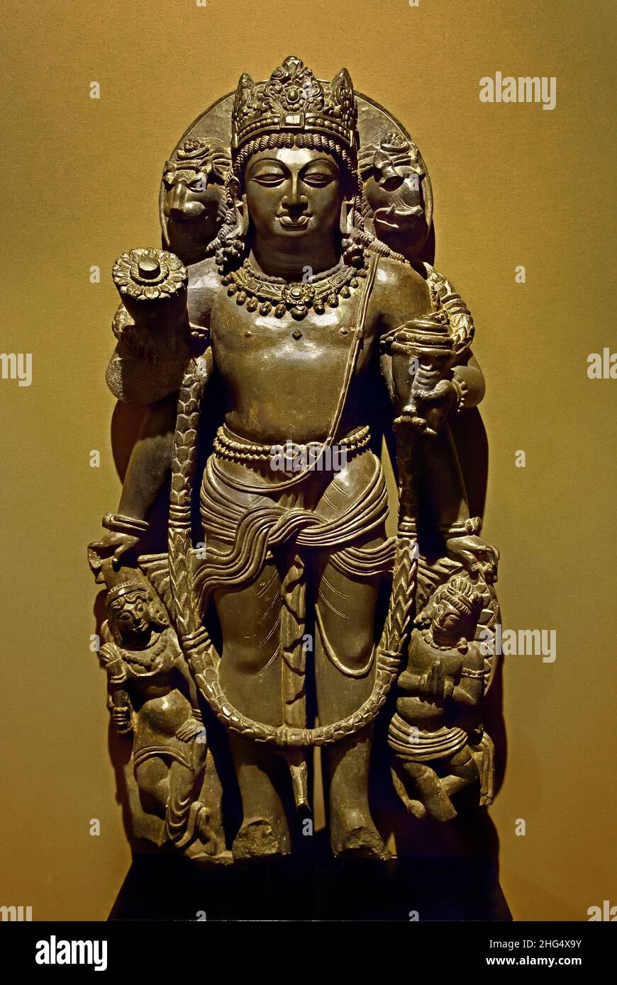 Vaikuntha, Vishnu - quatre visages Vishnu, homme, lion, sanglier ( la quatrième, forme formidable, est imaginé sur le dos ), Cachemire Inde, Indien, chlorite vert. Banque D'Images