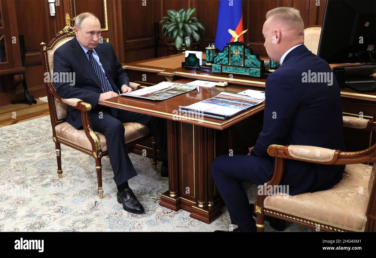 Moscou, Russie.13 janvier 2022.Le président russe Vladimir Poutine tient une réunion en face-à-face avec le PDG de la JSC United Chemical Company Uralchem Dmitry Mazepin, à droite, au bureau de son Kremlin, le 13 janvier 2022 à Moscou, en Russie.Credit: Alexei Nikolsky/Kremlin Pool/Alay Live News Banque D'Images