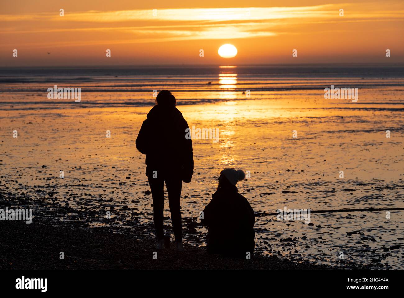 Lever du soleil tôt le matin à Thorpe Bay, près de Southend-on-Sea dans Essex, Angleterre situé sur l'estuaire de la Tamise, Royaume-Uni Banque D'Images