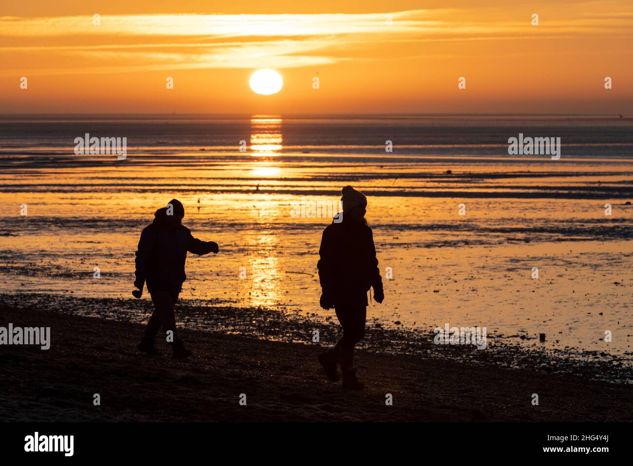 Lever du soleil tôt le matin à Thorpe Bay, près de Southend-on-Sea dans Essex, Angleterre situé sur l'estuaire de la Tamise, Royaume-Uni Banque D'Images