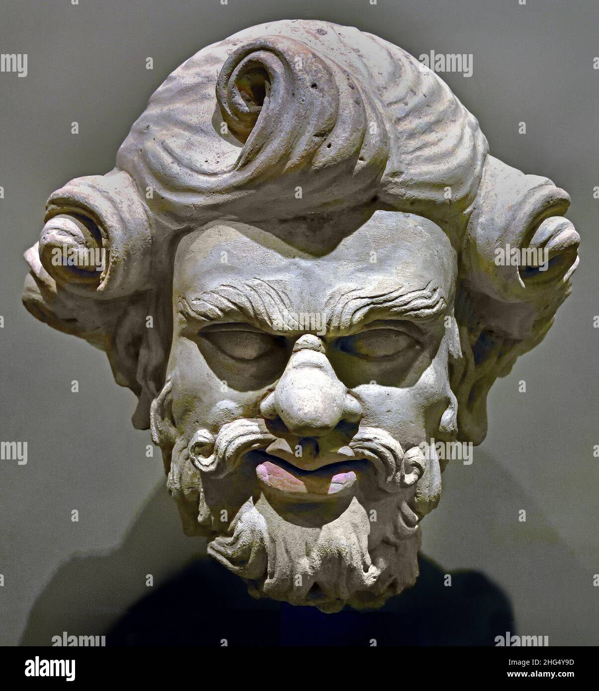 Tête d'un homme barbu (Silenus ou Atlas) 2nd Century AD - 3rd Century AD style Pakistan Haḍḍa 30 x 30 x 27 cm Gandhāra Pakistan et est de l'Afghanistan.Testa en stuc. Banque D'Images