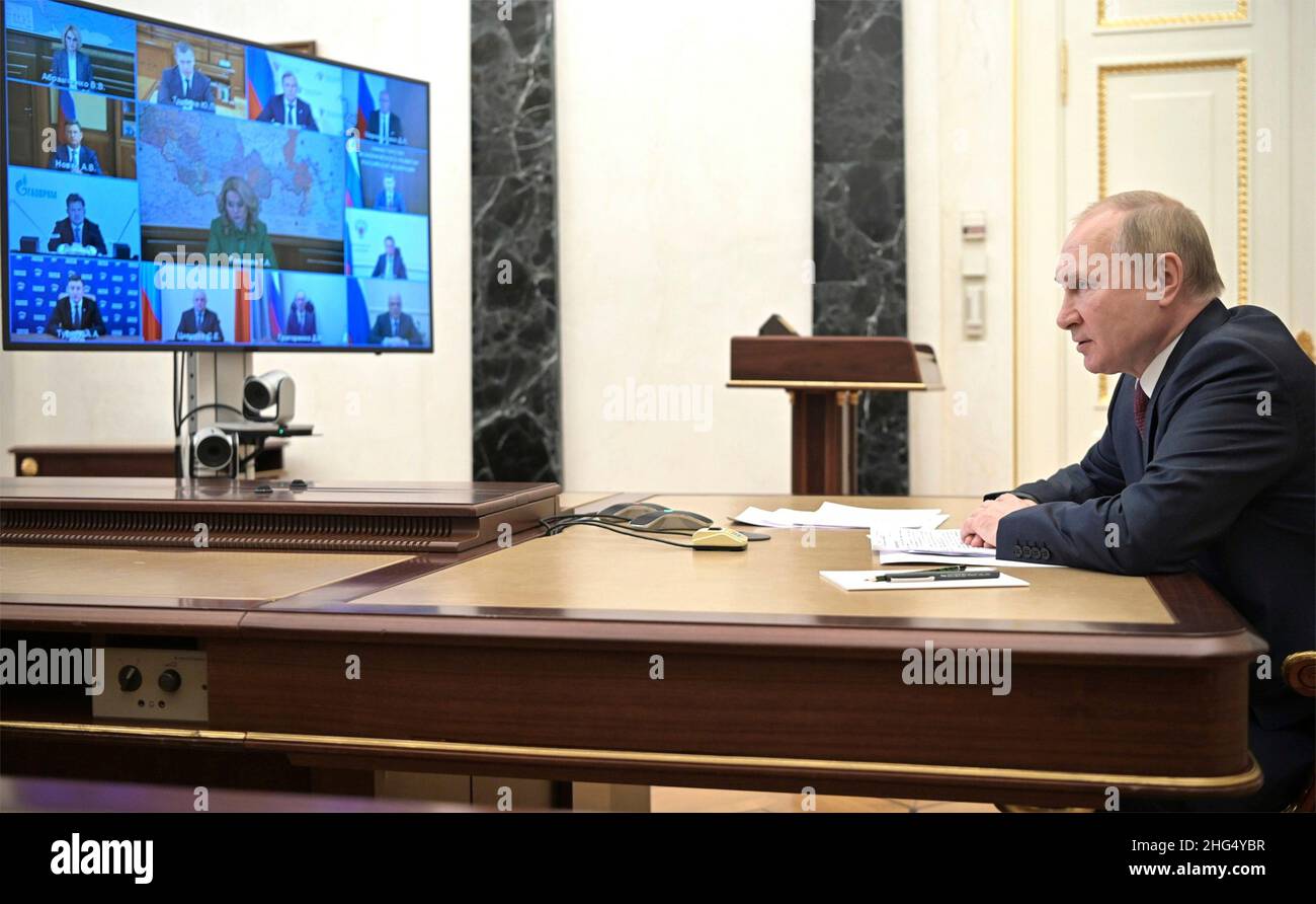 Moscou, Russie.12 janvier 2022.Le président russe Vladimir Poutine tient une première réunion avec ses ministres du gouvernement au cours du nouvel an par vidéo-conférence de son bureau du Kremlin, le 12 janvier 2022 à Moscou, en Russie.Crédit: Aleksey Nikolskyi/Kremlin Pool/Alay Live News Banque D'Images