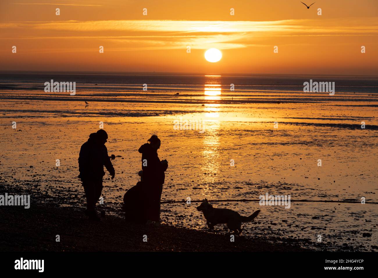 Lever du soleil tôt le matin à Thorpe Bay, près de Southend-on-Sea dans Essex, Angleterre situé sur l'estuaire de la Tamise, Royaume-Uni Banque D'Images