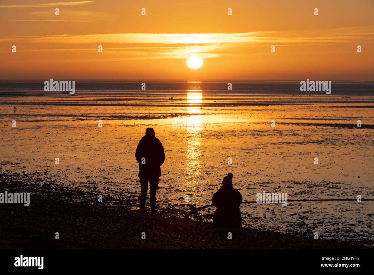 Lever du soleil tôt le matin à Thorpe Bay, près de Southend-on-Sea dans Essex, Angleterre situé sur l'estuaire de la Tamise, Royaume-Uni Banque D'Images
