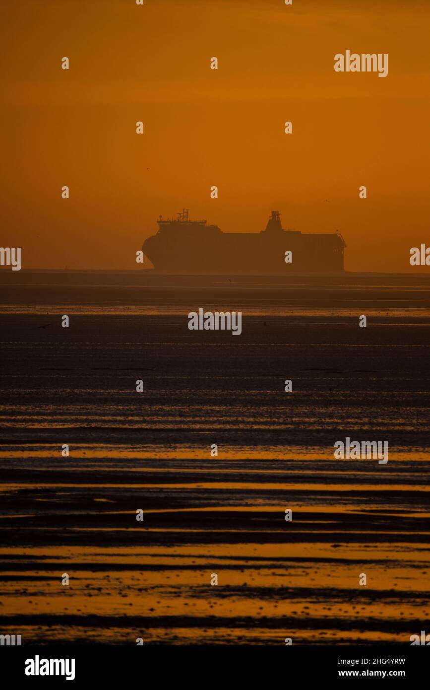 Lever du soleil tôt le matin à Thorpe Bay, près de Southend-on-Sea dans Essex, Angleterre situé sur l'estuaire de la Tamise, Royaume-Uni Banque D'Images