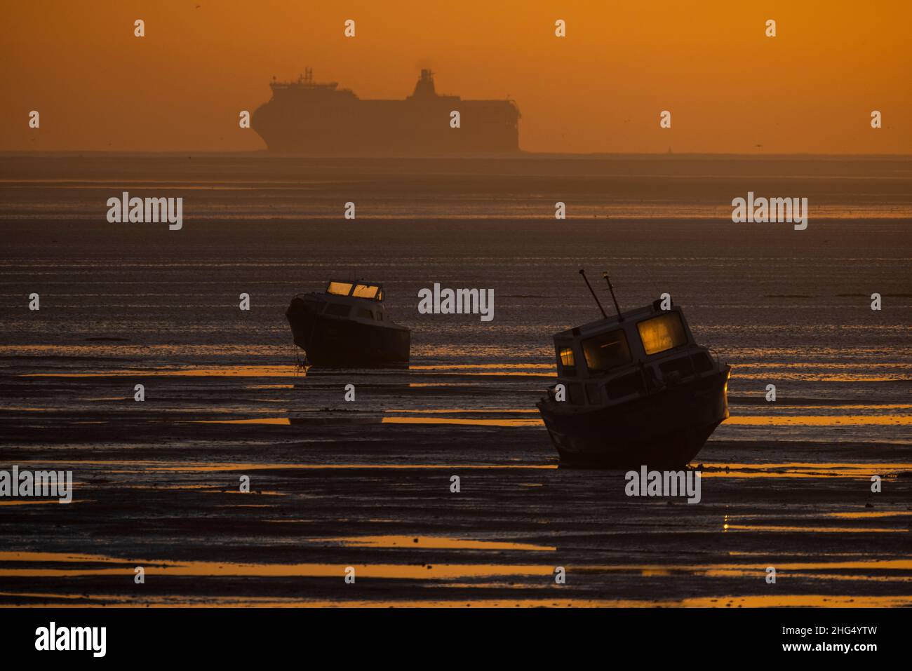 Lever du soleil tôt le matin à Thorpe Bay, près de Southend-on-Sea dans Essex, Angleterre situé sur l'estuaire de la Tamise, Royaume-Uni Banque D'Images