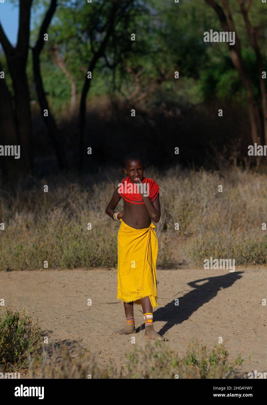 Portrait d'une fille de tribu Samburu avec un énorme collier rouge, district de Marsabit, Nguunité, Kenya Banque D'Images