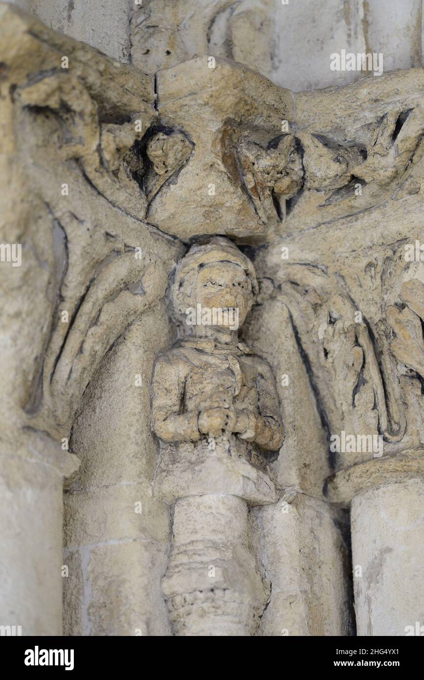 Londres, Angleterre, Royaume-Uni.Église du Temple : figure sculptée mal érodée dans le porche ouest (c1195) Banque D'Images