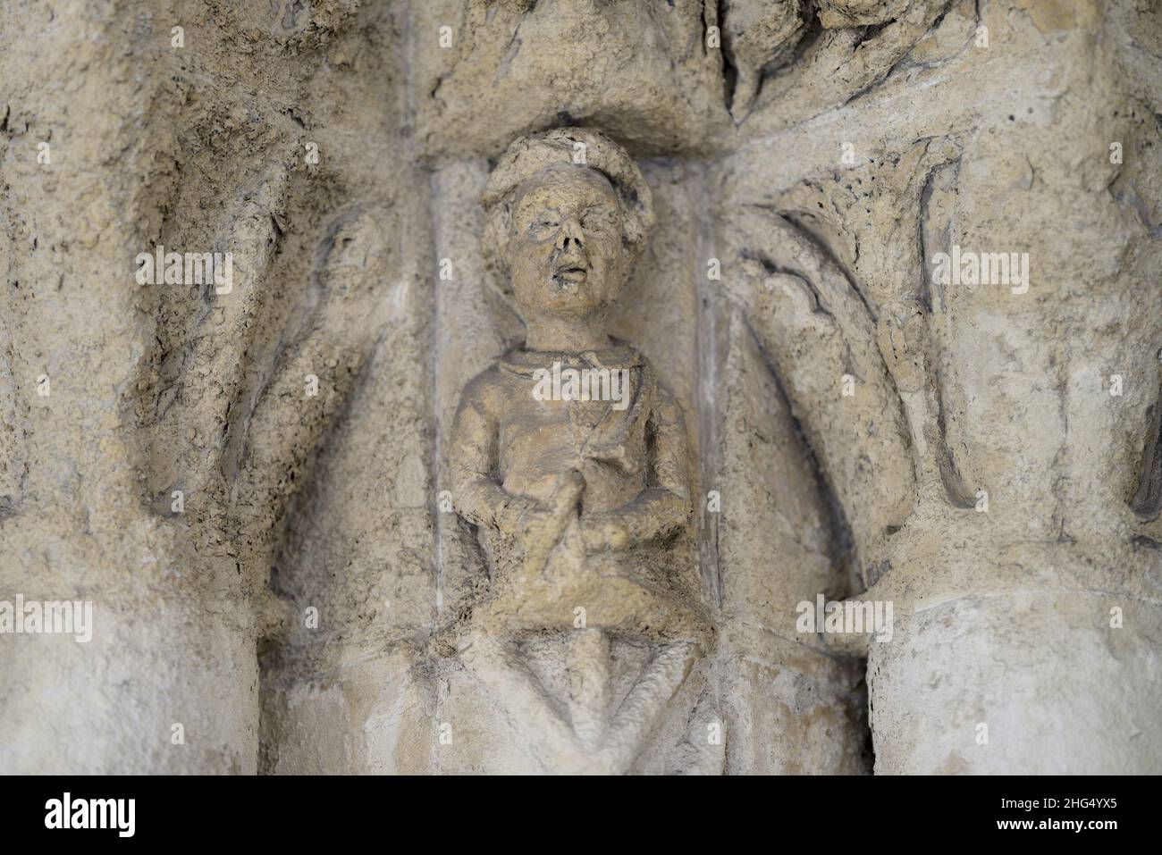 Londres, Angleterre, Royaume-Uni.Église du Temple : figure sculptée mal érodée dans le porche ouest (c1195) Banque D'Images