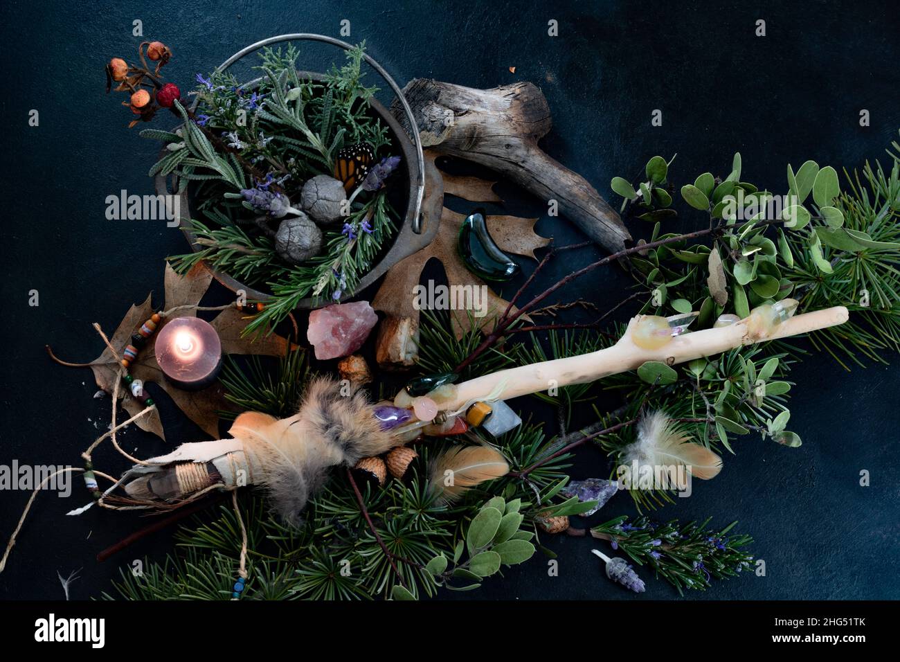 Chaudron plein d'herbes, baguette magique avec cristaux, bougie en feu, minerai d'herbes, histoire de sorcière, ponte occulte Banque D'Images