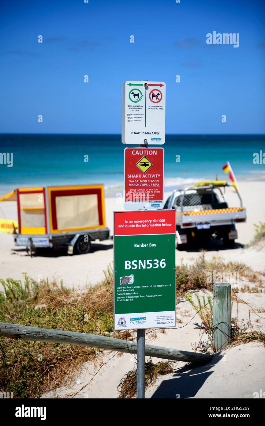 Panneaux d'information d'urgence à Bunker Bay, Australie occidentale, avec véhicule de sauvetage et remorque de surf en arrière-plan. Banque D'Images