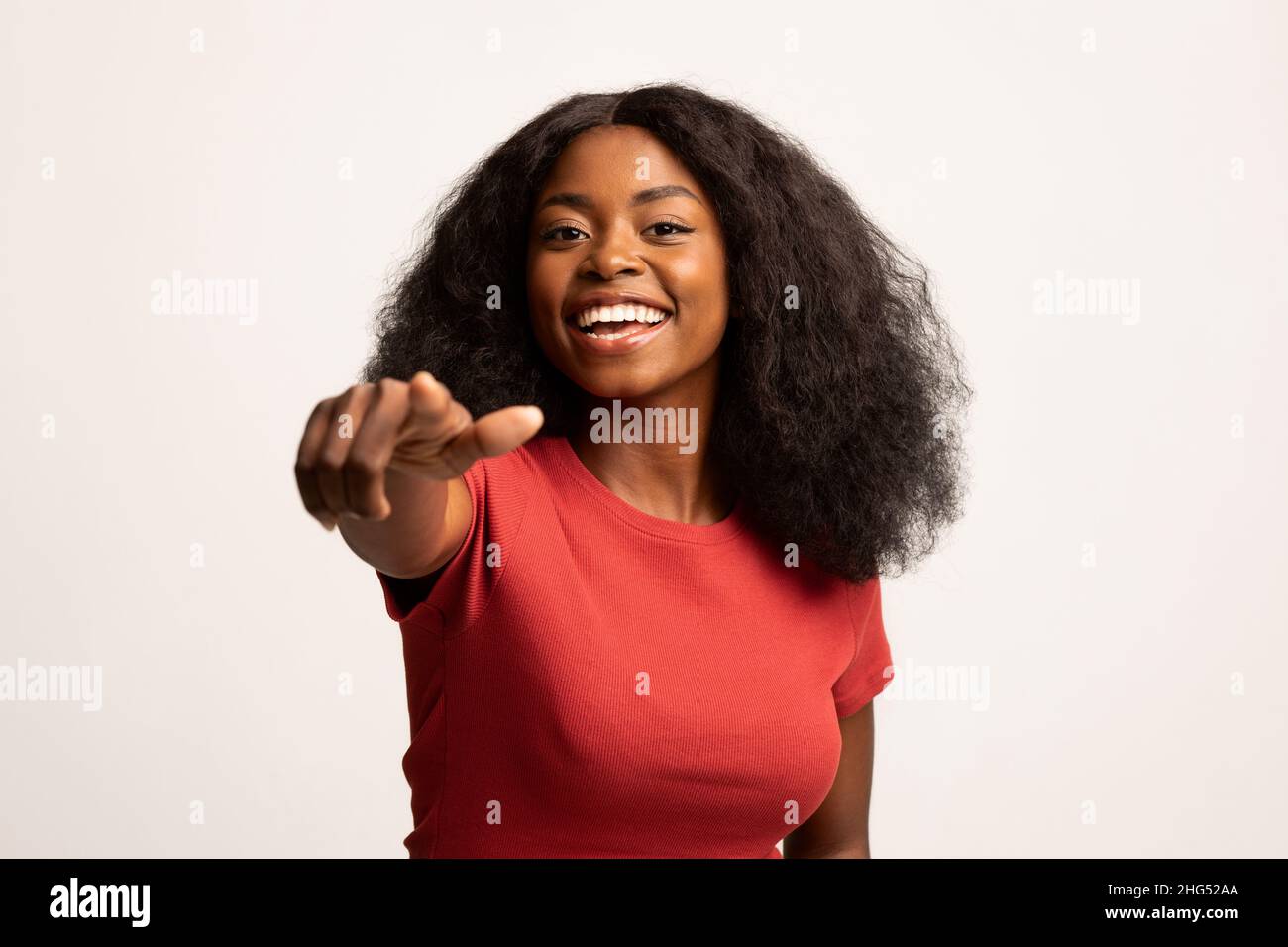 Vous êtes le prochain.Gai Young Black Woman pointant le doigt vers l'appareil photo Banque D'Images
