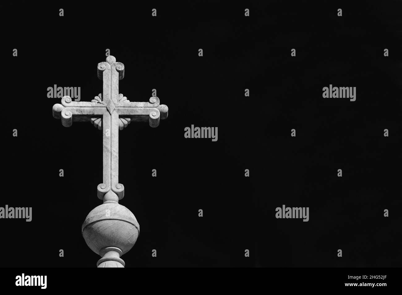Religion chrétienne.Sainte croix au sommet du monument érigé sur l'île Tibre à Rome et érigé en 1869 (Noir et blanc avec espace copie) Banque D'Images
