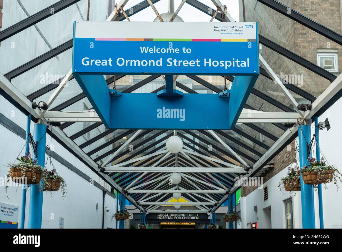 Londres, Royaume-Uni.18 janvier 2022.Vue générale de l'extérieur de l'hôpital Great Ormond Street.Il est rapporté que les gardes de sécurité de l'hôpital pour enfants de renommée mondiale prendront des mesures industrielles pendant six semaines, de 7pm le 18 janvier à 7am le 2 mars, coordonnées par le syndicat United Voices of the World (UVW), pour exiger de meilleures conditions.En tant que travailleurs externalisés, les agents de sécurité ne sont pas employés directement par le NHS, mais par une entreprise privée, Carlisle Security Services, qui est la propriété du donateur conservateur Lord Ashcroft.Credit: Stephen Chung / Alamy Live News Banque D'Images