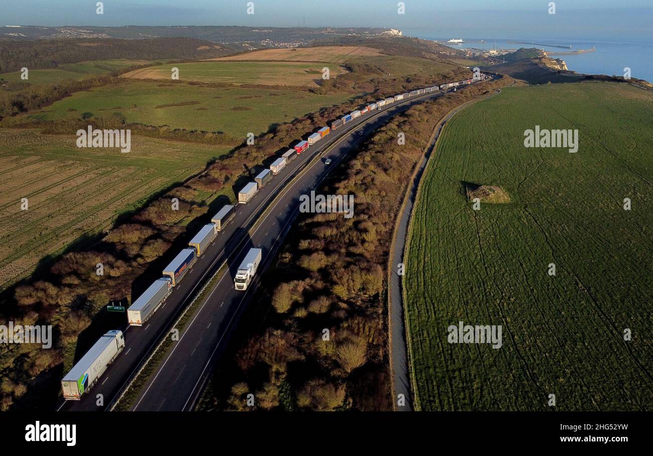Des camions sont en file d'attente pour le port de Douvres dans le Kent, car le ROBINET de Douvres est appliqué en raison du volume élevé de camions qui attendent de traverser la Manche.Douvres TAP est un système de gestion temporaire du trafic qui met en file d'attente les camions à destination des ports sur la voie (gauche) du A20 pour éviter que Douvres ne soit congestionnée et contribue à améliorer la qualité de l'air.Date de la photo: Mardi 18 janvier 2022. Banque D'Images