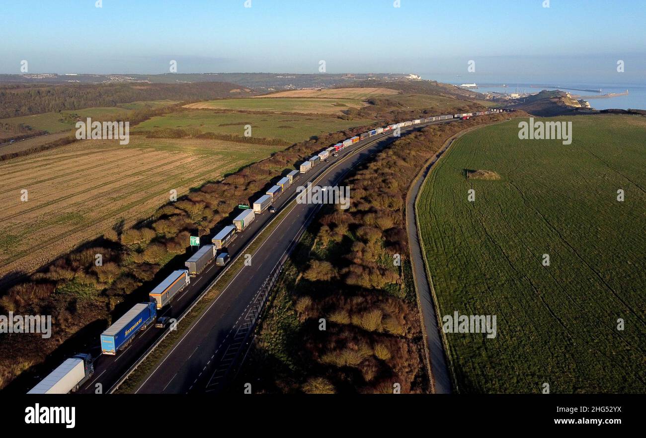 Des camions sont en file d'attente pour le port de Douvres dans le Kent, car le ROBINET de Douvres est appliqué en raison du volume élevé de camions qui attendent de traverser la Manche.Douvres TAP est un système de gestion temporaire du trafic qui met en file d'attente les camions à destination des ports sur la voie (gauche) du A20 pour éviter que Douvres ne soit congestionnée et contribue à améliorer la qualité de l'air.Date de la photo: Mardi 18 janvier 2022. Banque D'Images