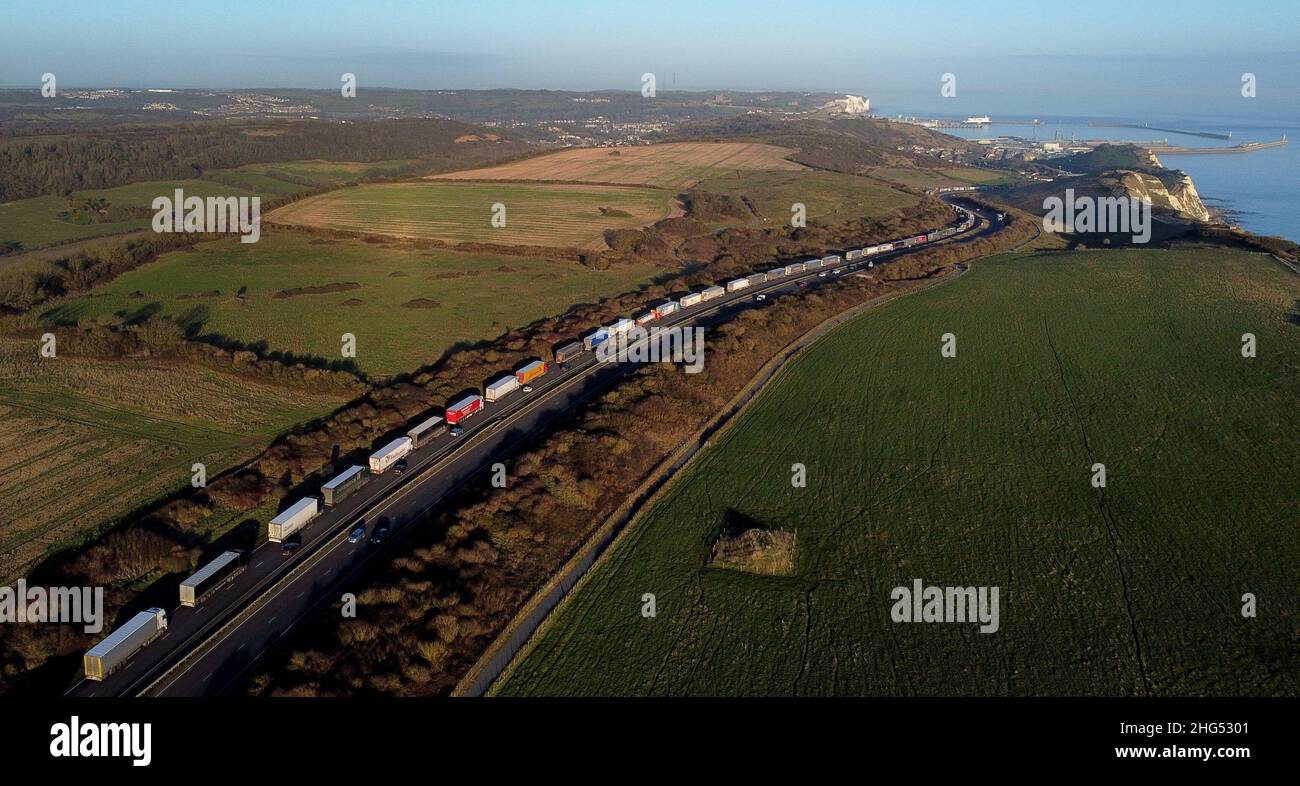 Des camions sont en file d'attente pour le port de Douvres dans le Kent, car le ROBINET de Douvres est appliqué en raison du volume élevé de camions qui attendent de traverser la Manche.Douvres TAP est un système de gestion temporaire du trafic qui met en file d'attente les camions à destination des ports sur la voie (gauche) du A20 pour éviter que Douvres ne soit congestionnée et contribue à améliorer la qualité de l'air.Date de la photo: Mardi 18 janvier 2022. Banque D'Images