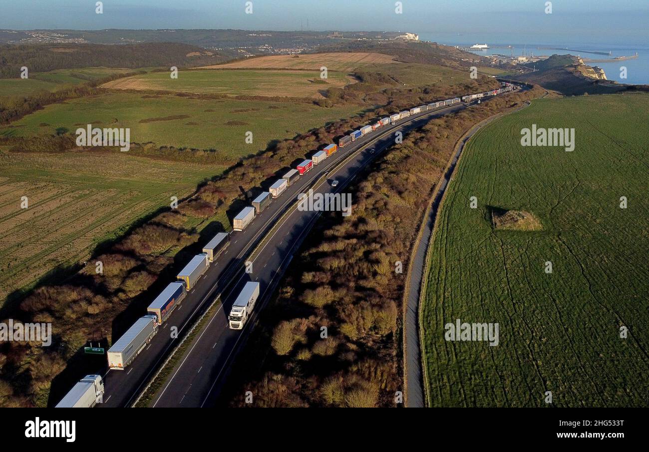Des camions sont en file d'attente pour le port de Douvres dans le Kent, car le ROBINET de Douvres est appliqué en raison du volume élevé de camions qui attendent de traverser la Manche.Douvres TAP est un système de gestion temporaire du trafic qui met en file d'attente les camions à destination des ports sur la voie (gauche) du A20 pour éviter que Douvres ne soit congestionnée et contribue à améliorer la qualité de l'air.Date de la photo: Mardi 18 janvier 2022. Banque D'Images
