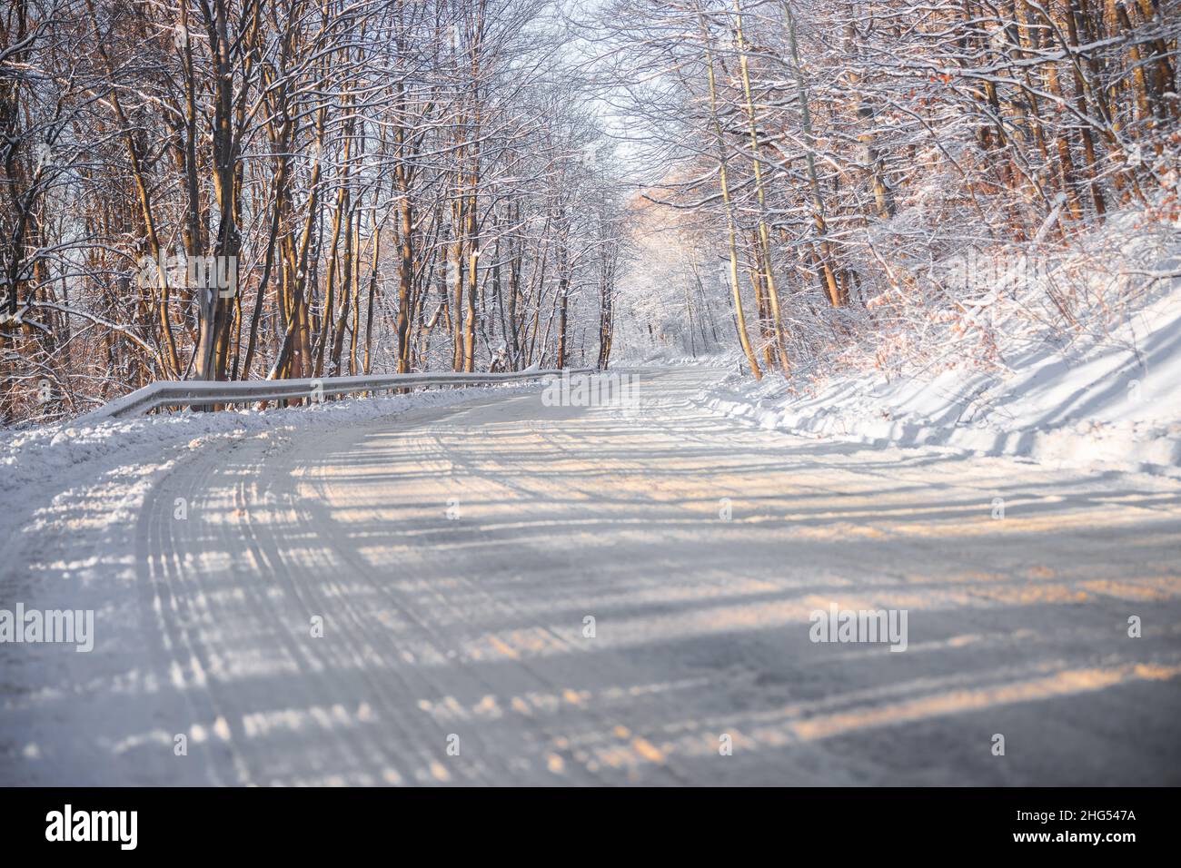 Belle route d'hiver vide après la chute de neige.Une longue route en avant.Concept Voyage en hiver.Pas de voiture sur la route.Photo de haute qualité Banque D'Images