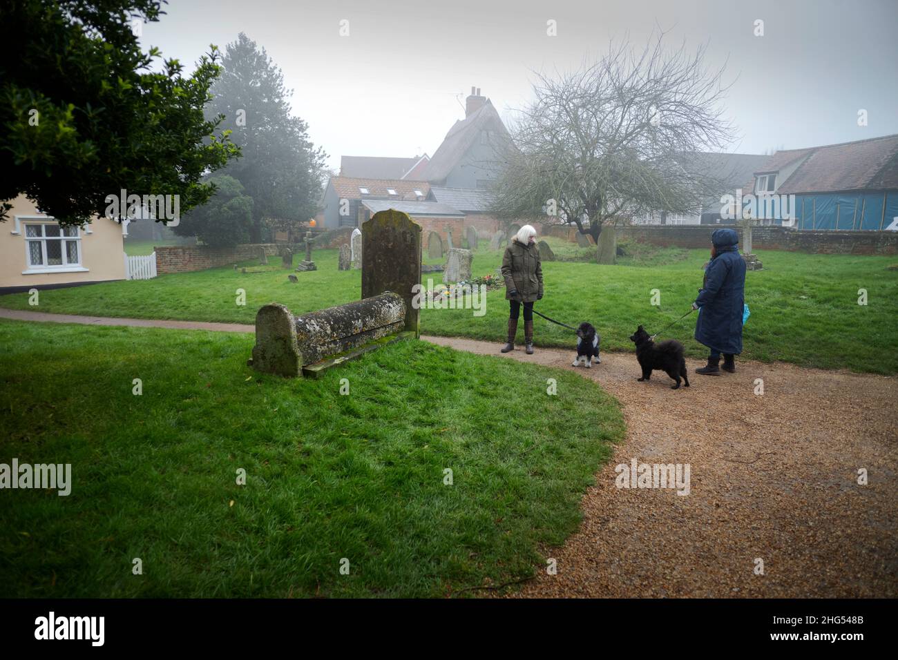 Thaxted Essex England UK à l'occasion d'une Misty Winters Day 18 janvier 2022 Un interlude tranquille pour deux randonneurs de chiens dans un chantier de chasse à Misty Thaxted à Nort Banque D'Images