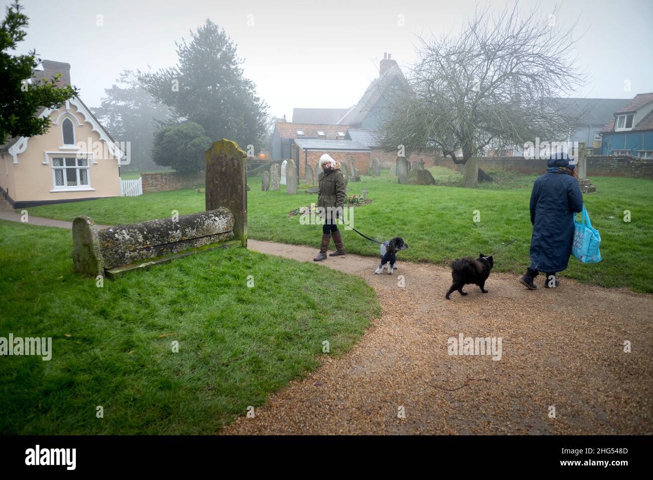 Thaxted Essex England UK à l'occasion d'une Misty Winters Day 18 janvier 2022 Un interlude tranquille pour deux randonneurs de chiens dans un chantier de chasse à Misty Thaxted à Nort Banque D'Images