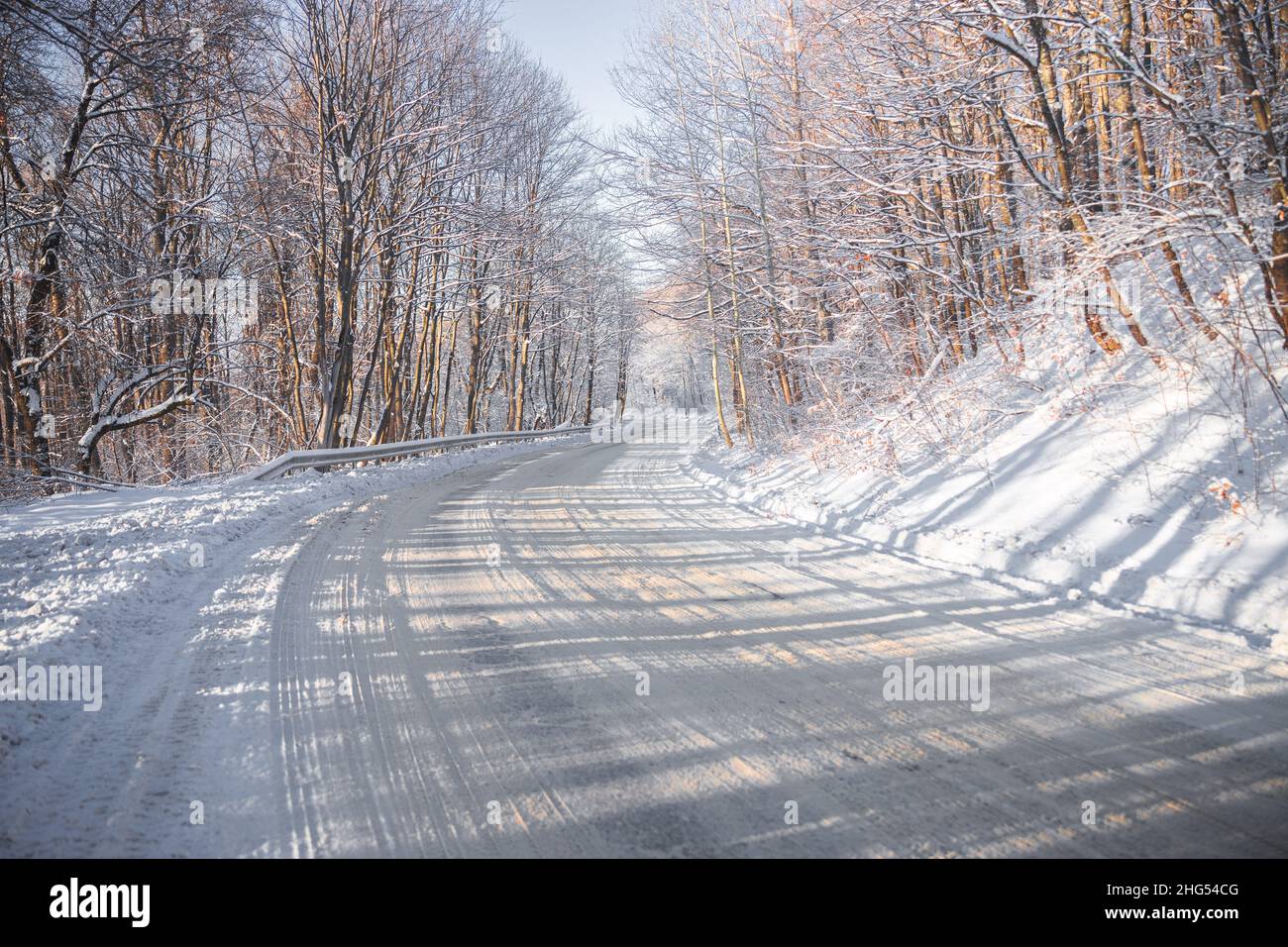 Belle route d'hiver vide après la chute de neige.Une longue route en avant.Concept Voyage en hiver.Pas de voiture sur la route.Photo de haute qualité Banque D'Images