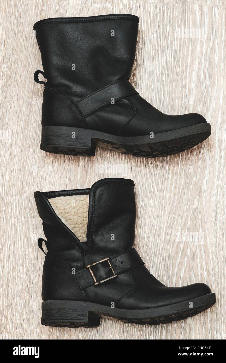 Deux bottes en cuir noir pour femmes sur fond gris.Chaussures et accessoires  pour femmes Photo Stock - Alamy