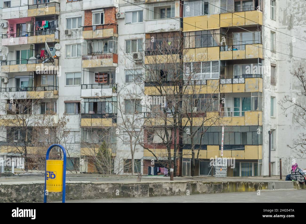 Grand Βlock de Flats dans un quartier pauvre.La pauvreté dans un pays des Balkans.Bulgarie du Sud. Banque D'Images